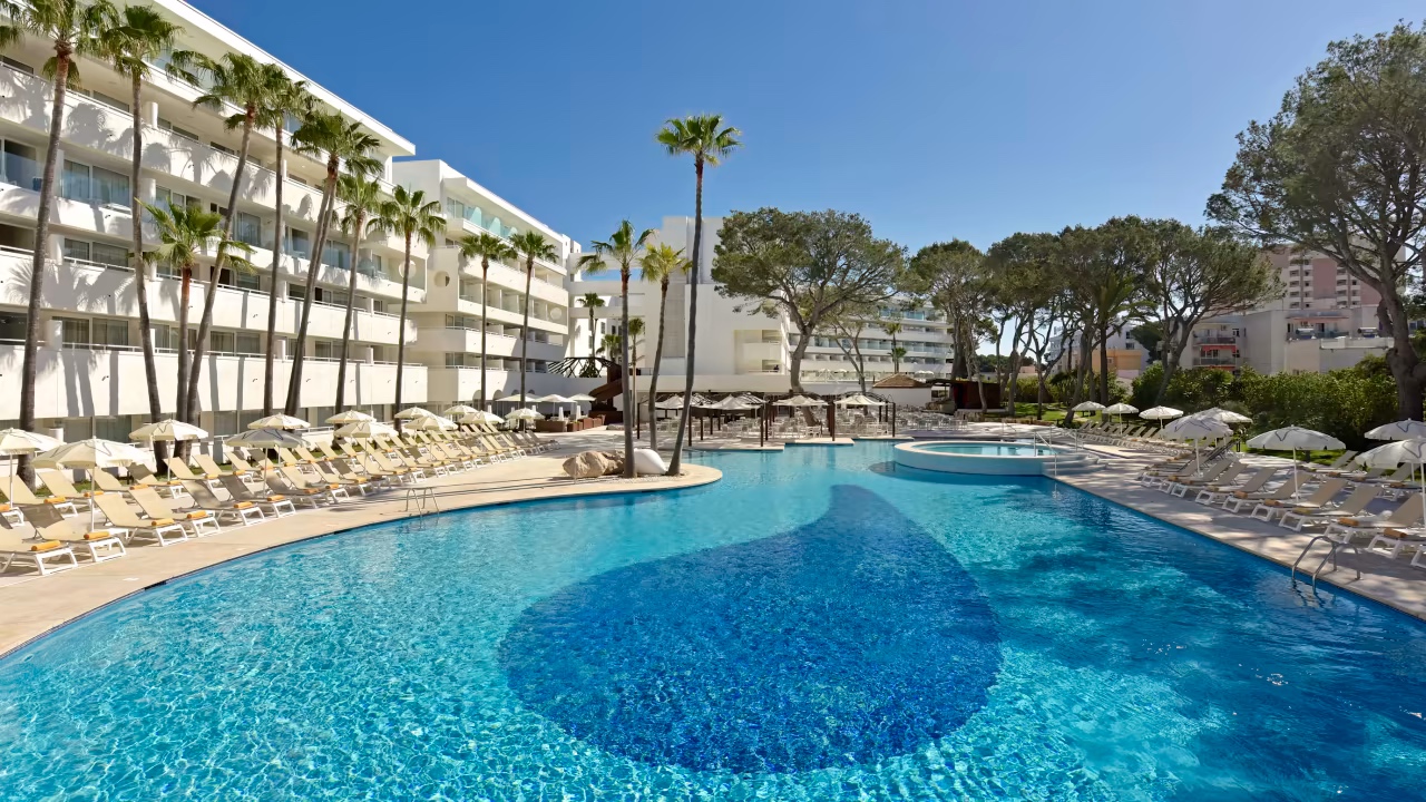 Modern 4-star resort near the beach and Palma Airport