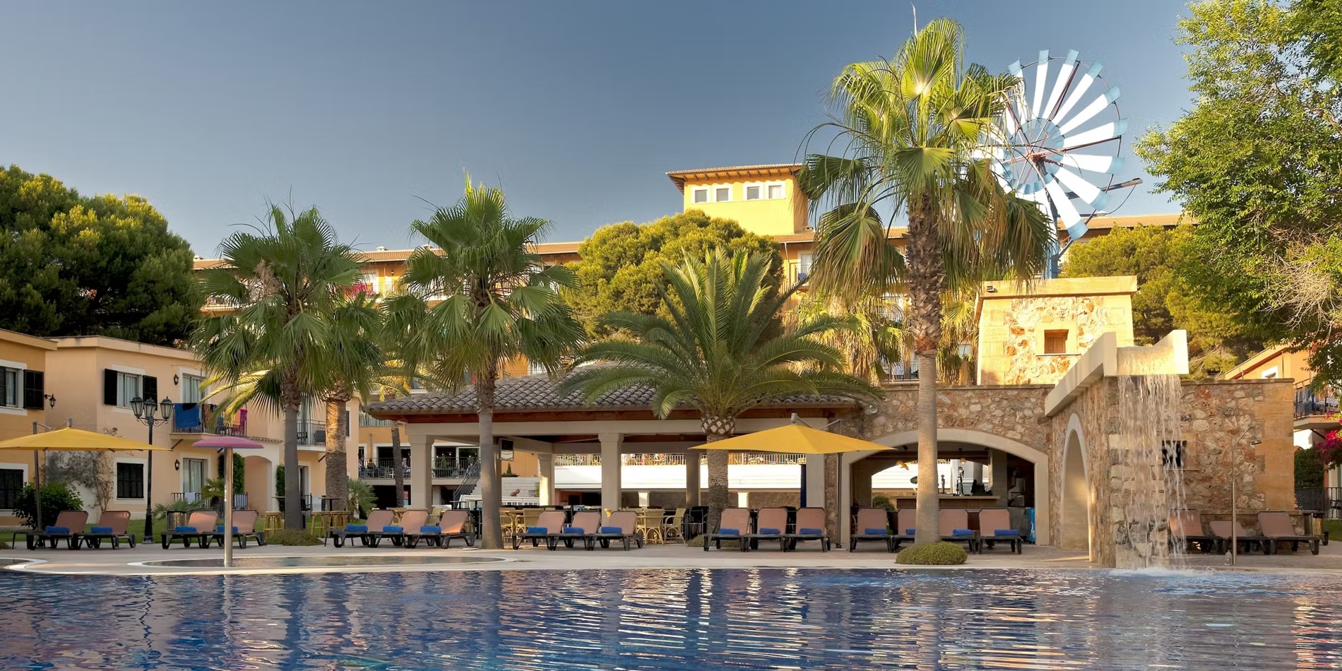 Well-connected 4-star resort close to Palma and the beach